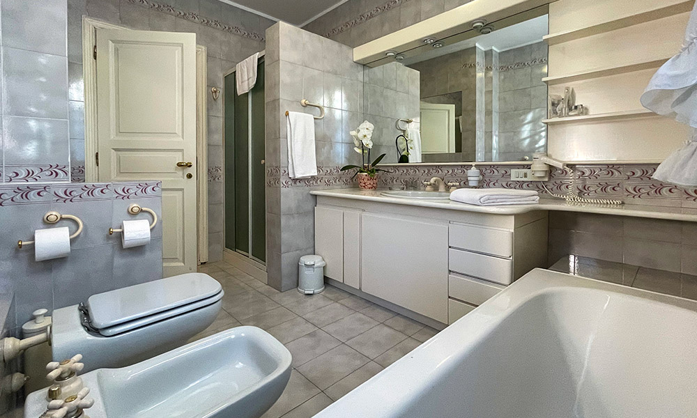 B&B Giada Arluno Milano, camera Ambra con bagno privato e doccia