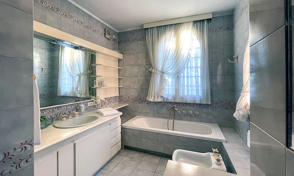 B&B Giada Arluno Milano, camera Ambra con bagno privato e vasca da bagno