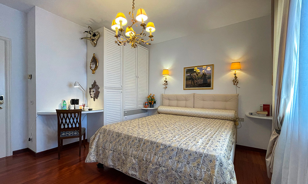B&B Giada Arluno Milano, ampia camera con elegante letto comfort