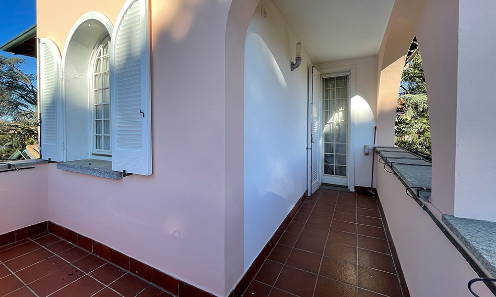 B&B Giada Arluno Milano, elegante camera con ampio balcone esterno