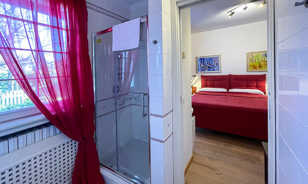 B&B Giada Arluno Milano, camera Rubino con bagno privato e doccia