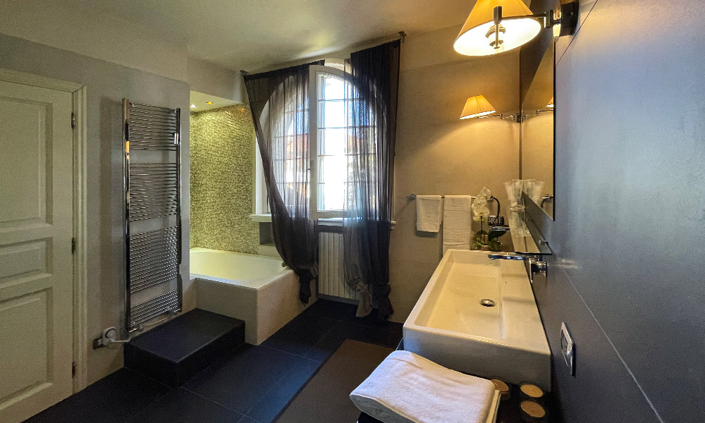 B&B Giada Arluno Milano, room Topaz with private bathroom and bath tub