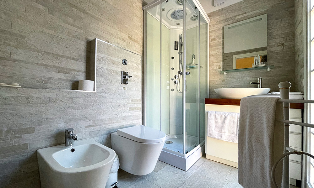 B&B Giada Arluno Milano, camera Zaffiro con bagno privato e doccia multifunzione