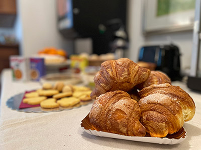 Brioches e biscotti, marmellate