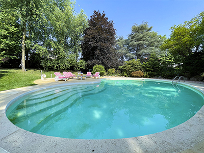 La piscina esterna, aperta da giugno a settembre